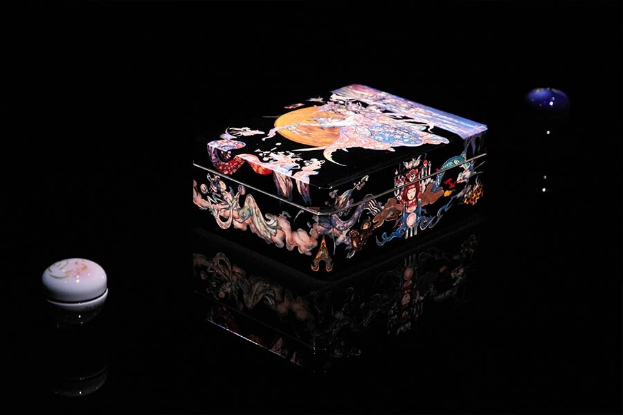 首次看到這個珍貴的「跨時空手箱」，的確佩服藝術家的細緻無瑕的造功，以