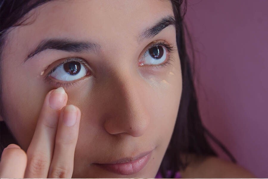 症狀：眼皮周圍皮膚黯黑，或水腫，胸痞多痰，納呆。