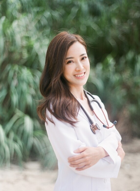 陳筠華醫生 (Dr Lisa Chan)香港中文大學內外全科醫學士、卡迪夫大學實用皮膚
