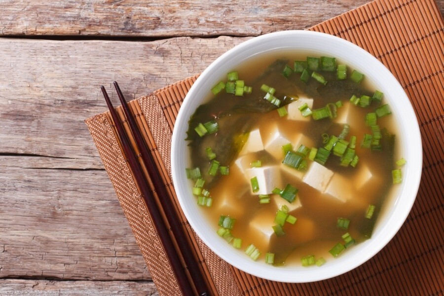 早上可飲用味噌湯、吃納豆等，發酵食品可以促進腸道的消化，有助提升代