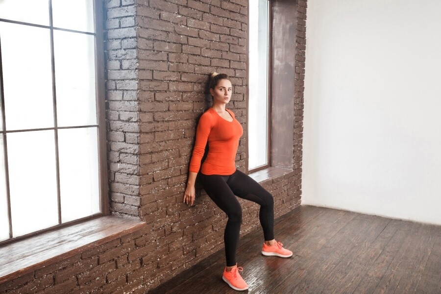 對於很少運動的女生來說， 靠牆蹲是一個鍛練大腿四頭肌非常好的起步
