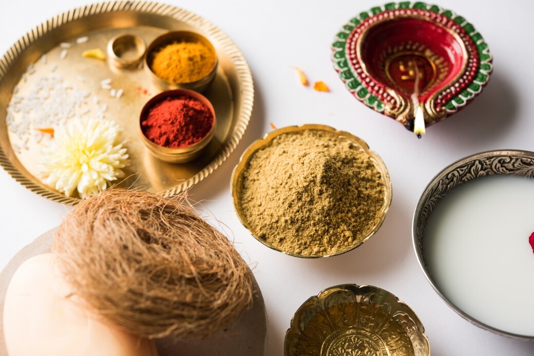 印度按摩稱為Abhyanga，以印度的草藥油進行，手法則結合中式及泰式按摩的伸