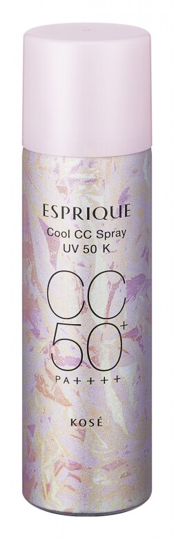 將CC Spray噴灑在粉撲上使用，塗抹後瞬間肌感溫度驟降-5 °C，能緊緻毛孔令