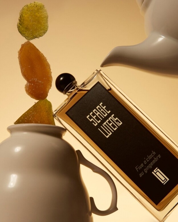 Serge Lutens香水在清新的茶香中，加入了薑的辛辣味道，配合蜂蜜的香甜，就像一