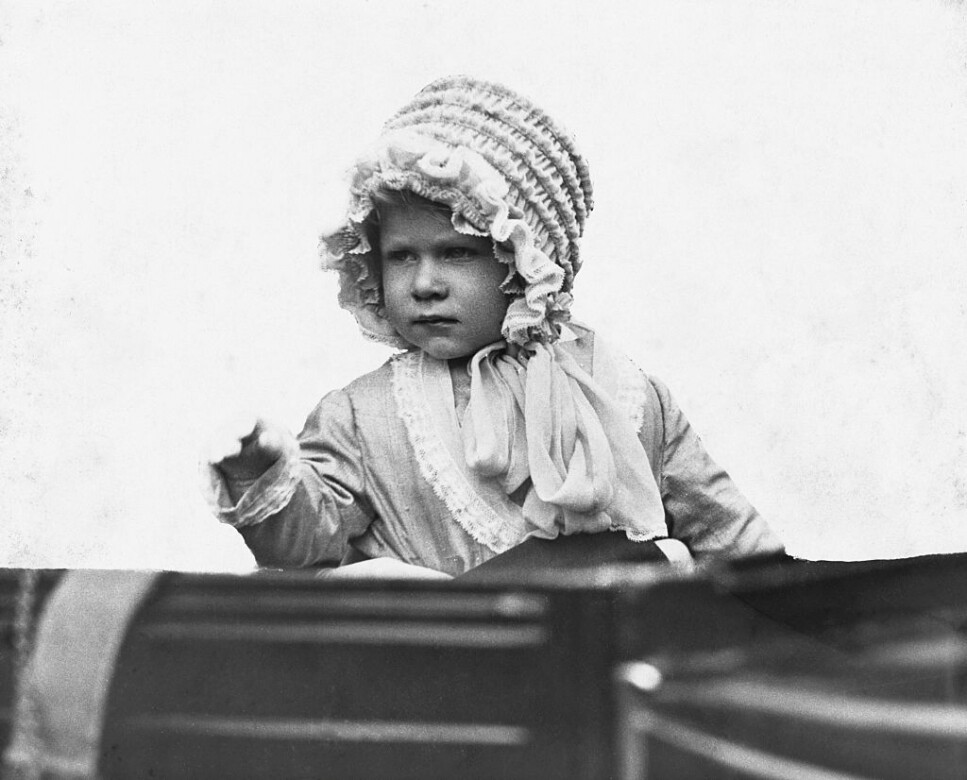 英女王兩歲時便展現出凝重的神態，溫斯頓·丘吉爾曾評價2歲的伊莉莎