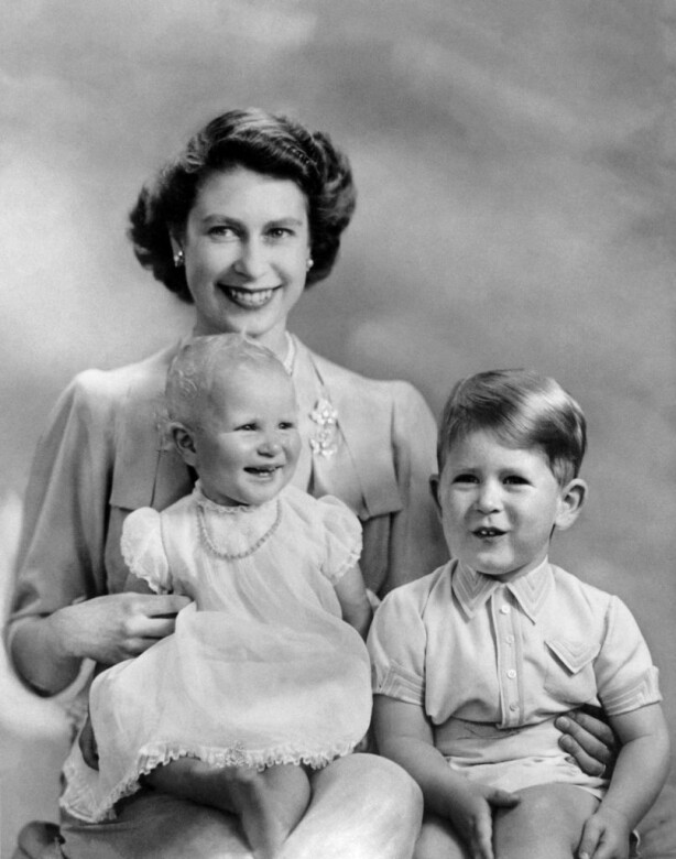 1948年11月英女王生下了查爾斯王子，緊接着在1950年的8月迎接了安妮公