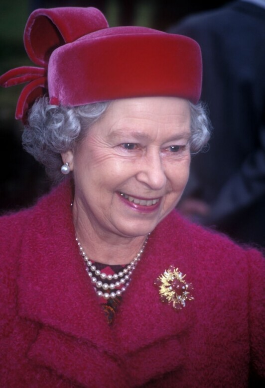 70多歲的英女王已是滿頭銀髮，但紅潤的雙頰和玫瑰色唇膏成功令她看