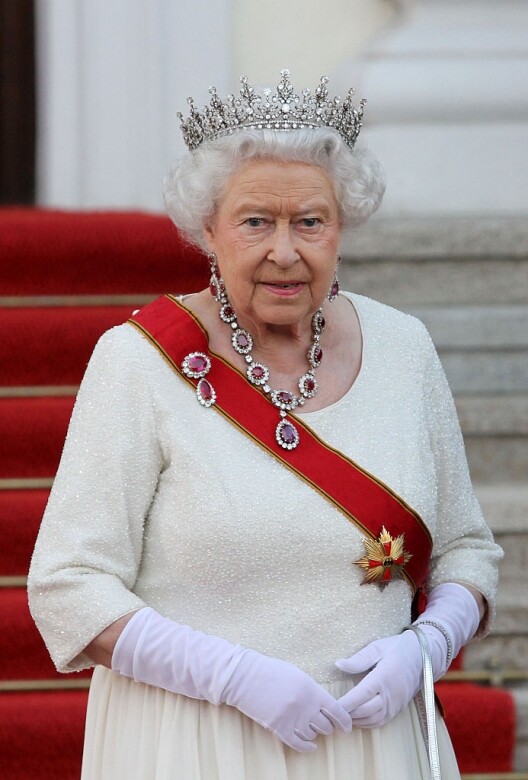 在訪問德國的晚宴上，英女王銀白頭髮和白色洋裝和王冠的光輝交相輝