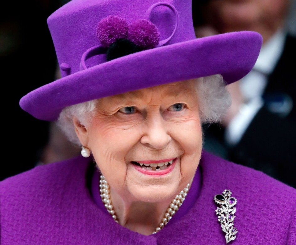 2022年2月訪問王室醫院時的女王，雖然稍稍駝背，但眼神依然澄澈如初，笑