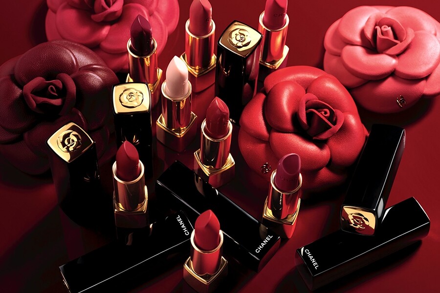 全新唇膏系列靈感來自品牌經典山茶花，共推出8種色調，當中包括2020唇
