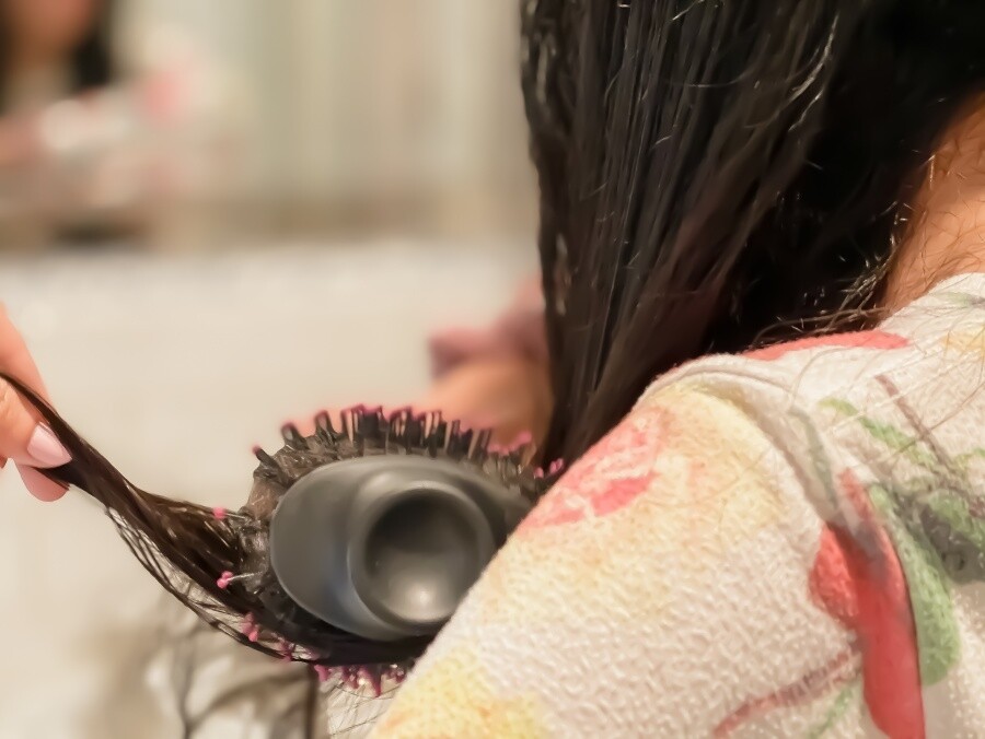 此外，髮尾微捲也是一向流行的造型潮流，大家可簡單使用直髮梳做到這