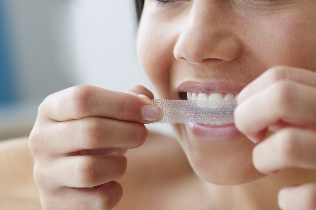 美白牙貼的原理是利用化學成分－過氧化碳二胺或過氧化氫（雙氧水）美白