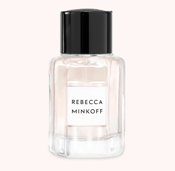 Rebecca Minkoff的純素香水帶有苿莉和煙草香調，散發性感又温暖的氣息。香水以純