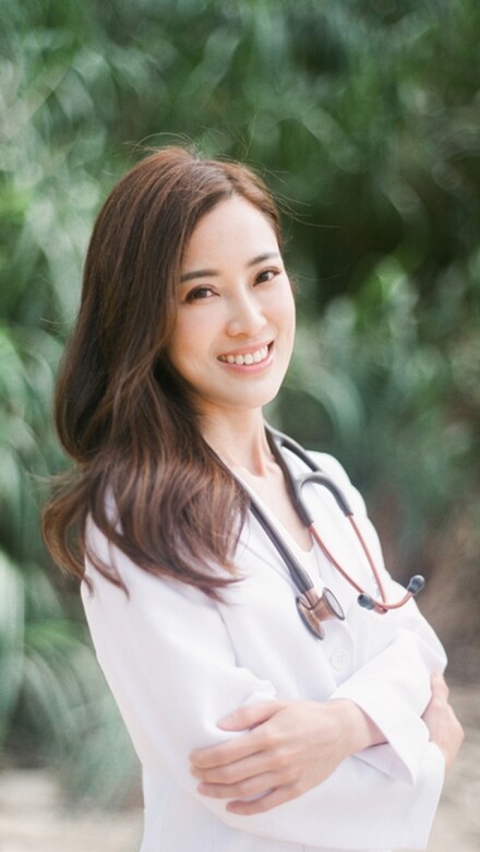 陳筠華醫生(Dr Lisa Chan)註冊女西醫考獲香港中文大學內外全科醫學士、卡迪