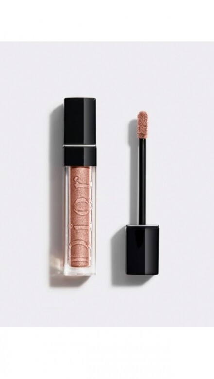 眼妝方面，Maeng將Dior的Lip Glow Oil潤唇油混合炫光金銅色的專業後台單色眼影