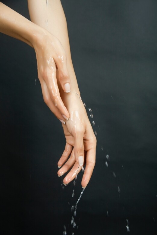事實上，用過多洗手液洗手，會過度去除皮膚上天然的油脂屏障，令皮膚更