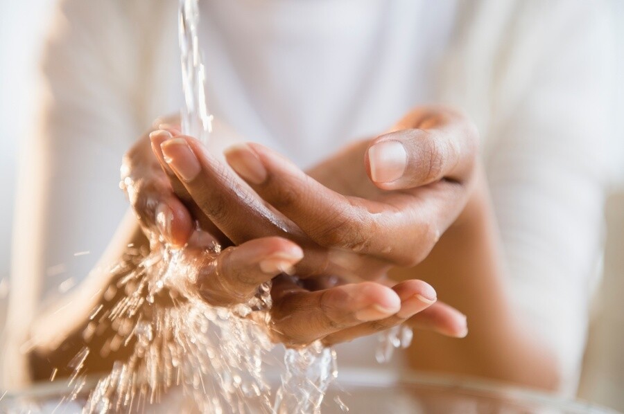 有研究指出，當清潔用品中所含的防腐劑，也有機會導致手部皮膚出現痕