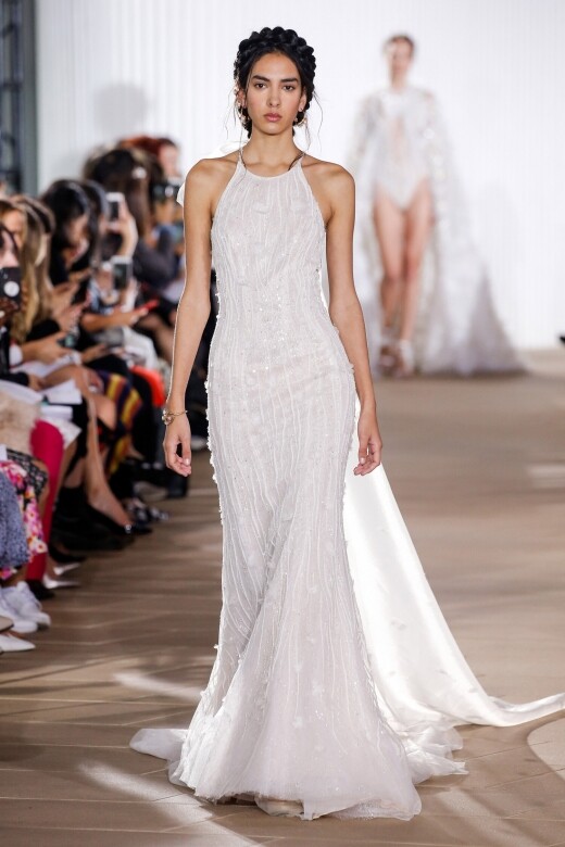 簡約的入膊式婚紗設計很是適合平胸女生，線性設計配合裙面上的立體