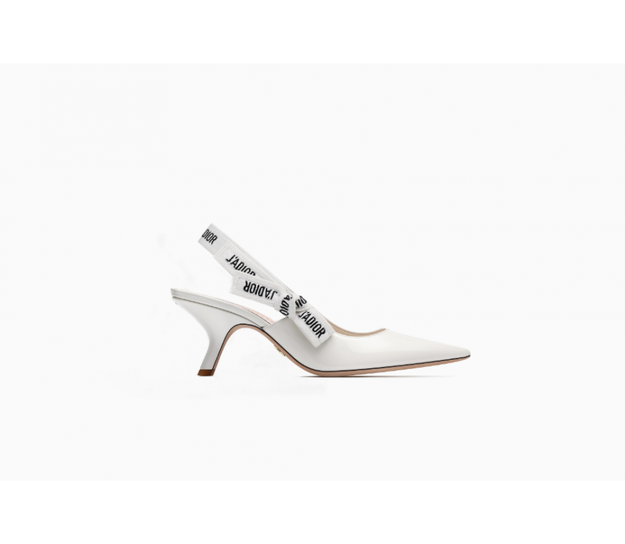 Dior優雅的鞋跟與緞帶上充滿個性的字母設計，適合個性鮮明的新娘，這雙