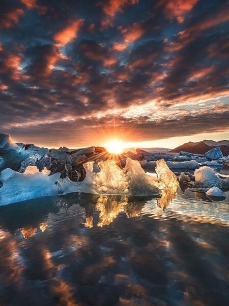 冰島位於北大西洋與北冰洋交界處，為北歐五國之一。因為被高緯度海域