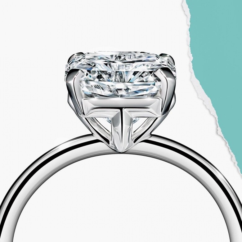 「新款Tiffany True訂婚戒指的特點是採用了新的方形混合切割鑽石和T形細節