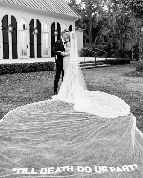 越來越多新娘和新郎正在將個人風格融入婚禮的傳統元素中，Hailey Bieber的Virgil