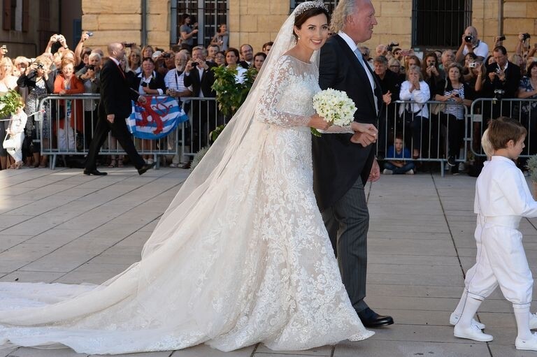 盧森堡王子Prince Félix妻子Princess Claire在婚禮當日穿上Elie Saab的長袖婚紗，婚紗全件