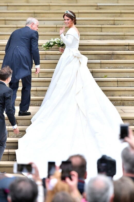 威廉與哈里王子的堂妹Princess Eugenie在婚禮當日穿上了Peter Pilotto 和Christopher de Vos所設計的