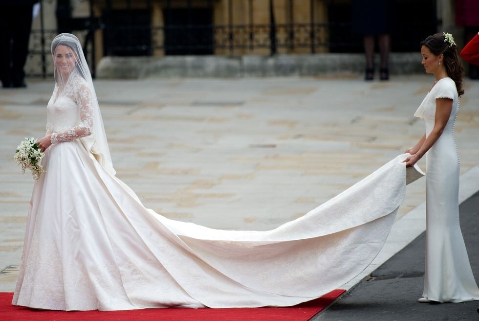 凱特王妃Kate Middleton的婚紗由Alexander McQueen的創作總監Sarah Burton親自操工，婚紗上半身部分