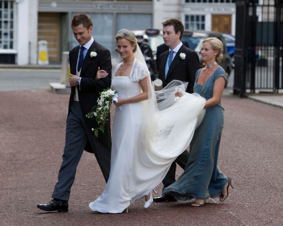 英國王室Lady Rose Windsor的婚紗相當簡約，袖子的皺摺細節增點綴了純白婚紗，而
