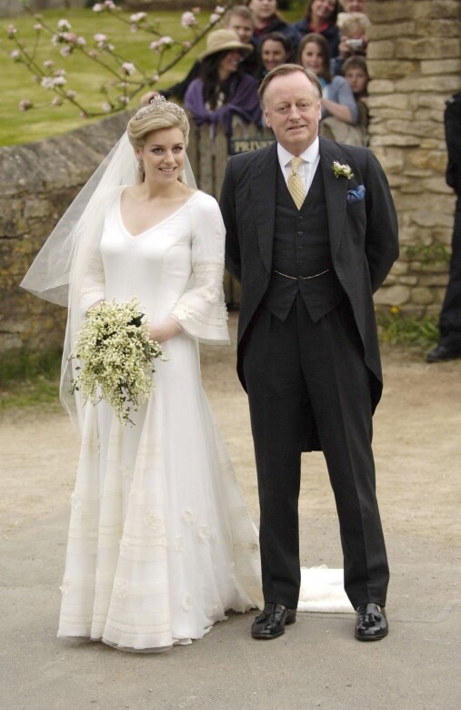 Laura Parker Bowles是威廉與哈里王子的繼姐，她的婚紗同樣與母親來自 Anna Valentine，V領的