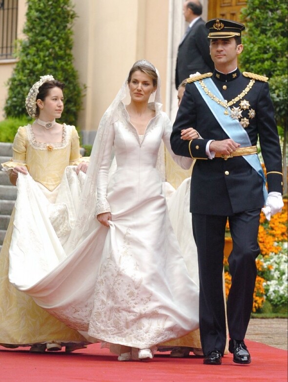 西班牙皇后Queen Letizia Ortiz與菲利浦六世King Felipe大婚，婚紗由西班牙著名設計師Manuel