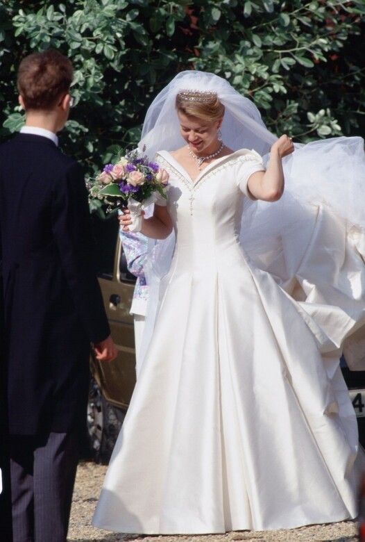 溫莎王室海倫泰勒夫人Lady Helen of Windsor在婚禮穿著Catherine Walker設計的短袖婚紗，寬肩