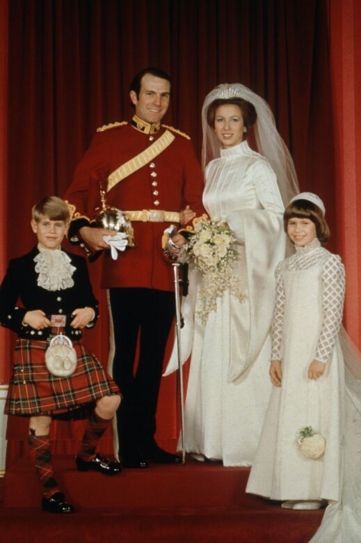 英國Princess Anne在婚禮當天穿著高領的傘型婚紗，是參照了英國都鐸(Tudor)時期的