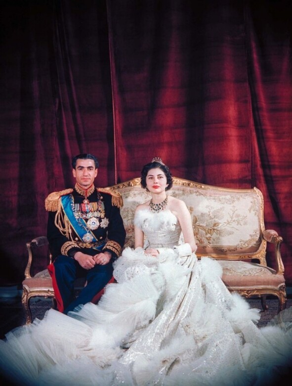 伊朗王后索拉雅Queen Soraya在婚禮穿的婚紗由Christian Dior製作，超過37碼的亮面布上