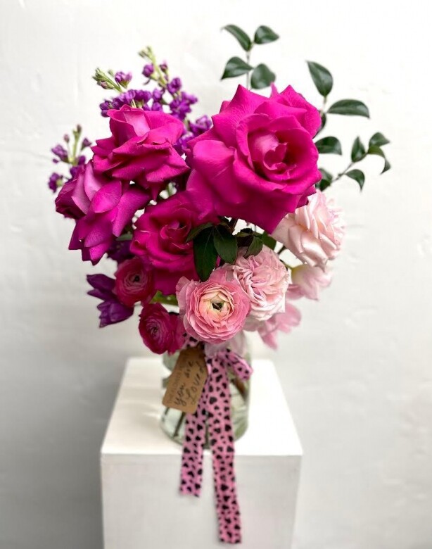 以浪漫桃紅色和粉色玫瑰所束成的Pretty Pink花束精緻高雅，粉色代表溫柔甜