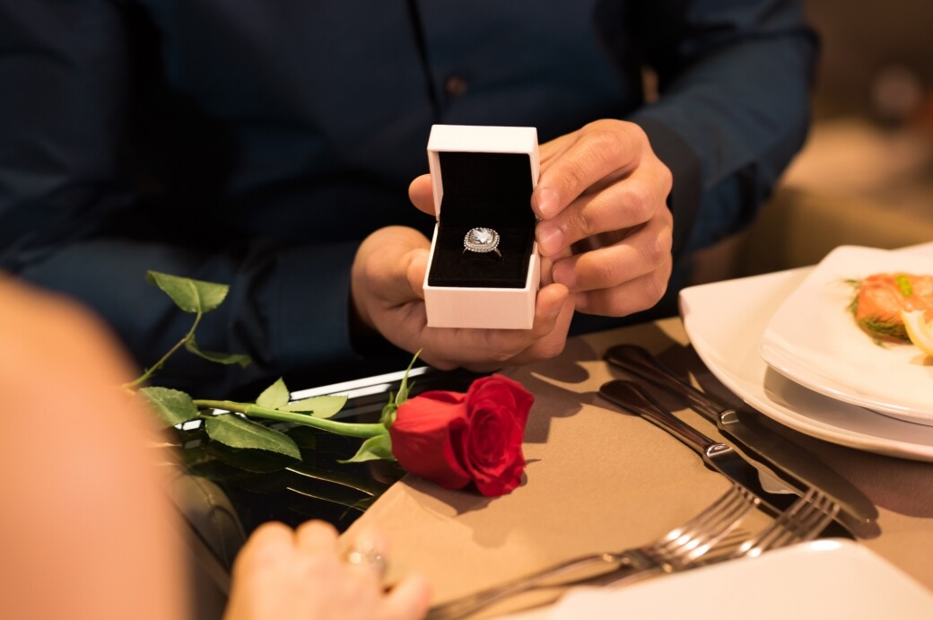 很多人選擇在餐廳求婚，將求婚戒指藏在飲料或食物中。萬一你的她沒有