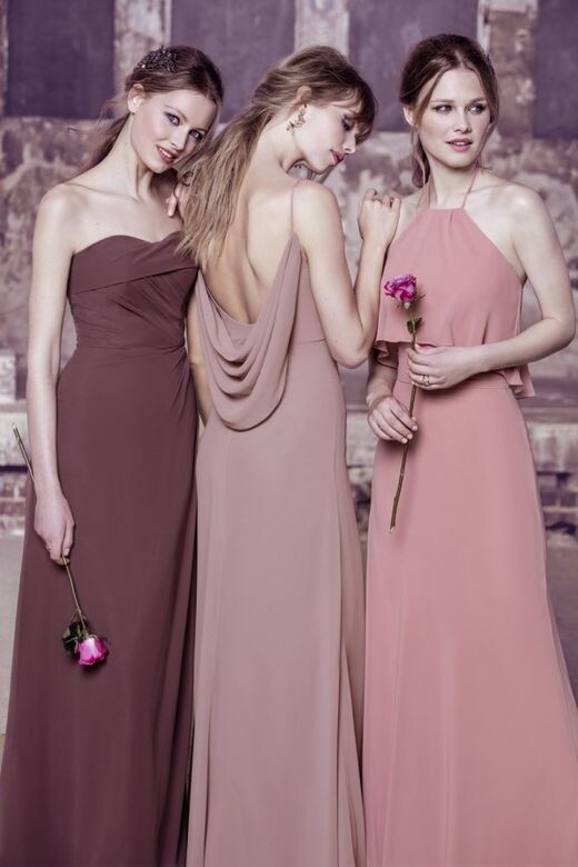 Kelsey Rose推出的玫瑰色系姊妹裙系列，素淨而高貴。