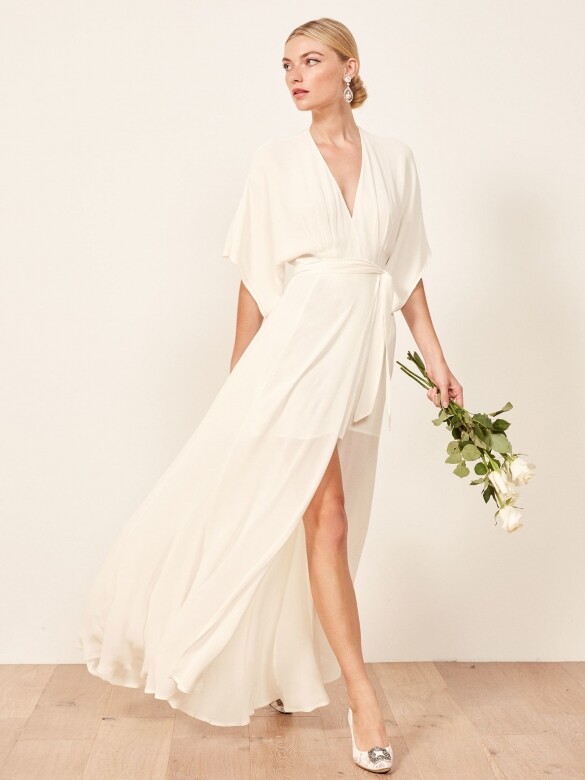 喜歡鬆身設計的話，這款闊袖深V婚紗是不錯的選擇。飄逸的薄紗裙迎風