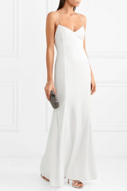 這件魚尾闊裙擺設計的吊帶長婚紗，簡約的設計全靠豐滿身材突顯線條
