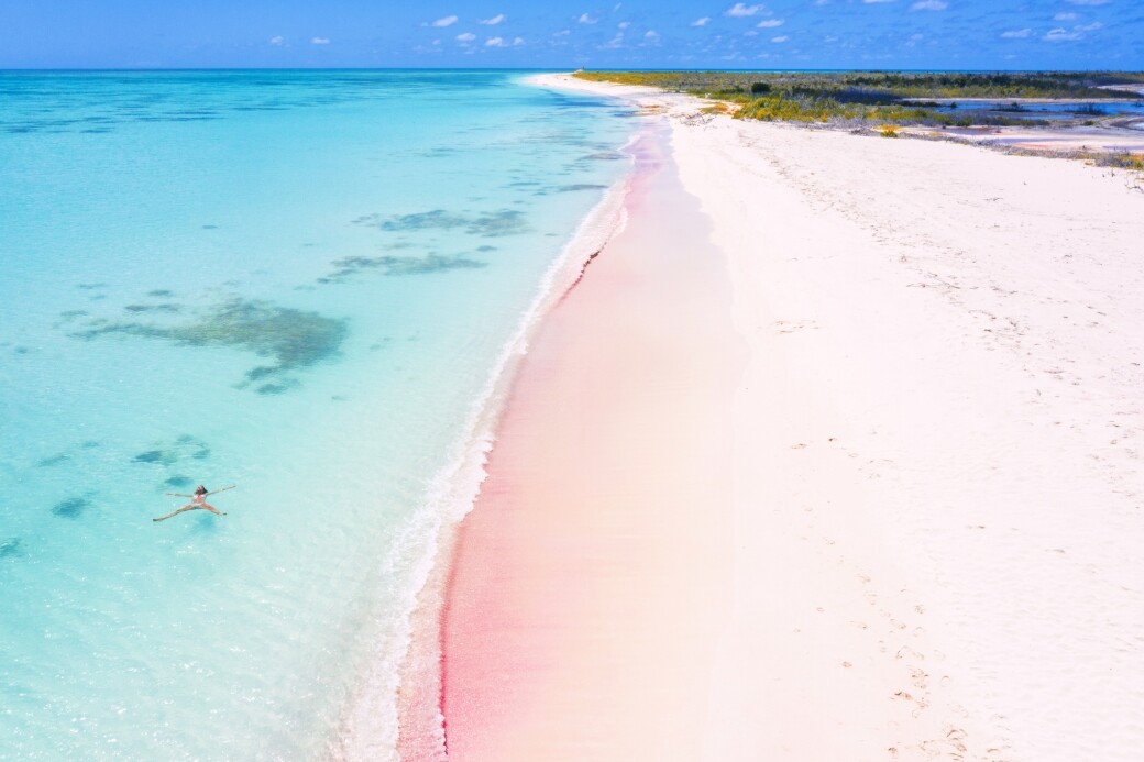 巴哈馬群島是大西洋西側廬卡雅群島上的一個島國，位於美國佛羅里達
