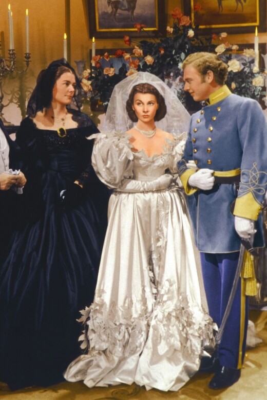 Vivien Leigh穿著的婚紗由服裝設計師Walter Plunkett設計，其袖子寬大，新娘頭飾飾有精美
