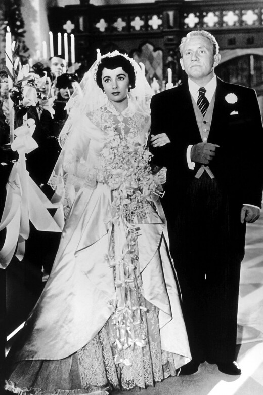 Elizabeth Taylor穿著的婚紗由服裝設計師Helen Rose設計，A字型的長婚紗，配有蕾絲領作