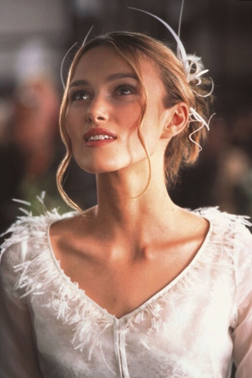 Keira Knightley穿著的婚紗，飾有可愛的羽毛裝飾。
