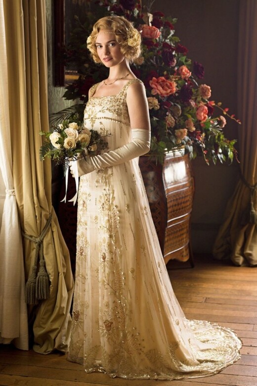 說到更早時期的婚紗，唐頓莊園中Rose的串珠真絲婚紗真是太美了!