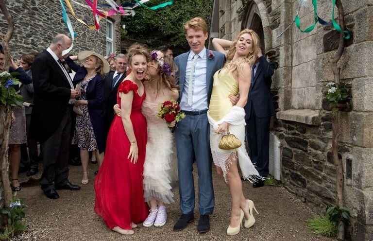 Mary（Rachel McAdams）穿著紅色的婚紗嫁給Tim（Domhnall Gleeson），真是既前衛又時尚。