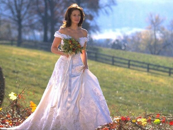 Maggie在Runaway Bride中的婚紗又大又漂亮，足以分散婚禮參加者的注意力，而注意不