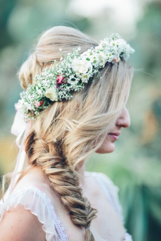 花冠頭飾讓新娘子添上清新的大自然氣息。Photo: Lad & Lass