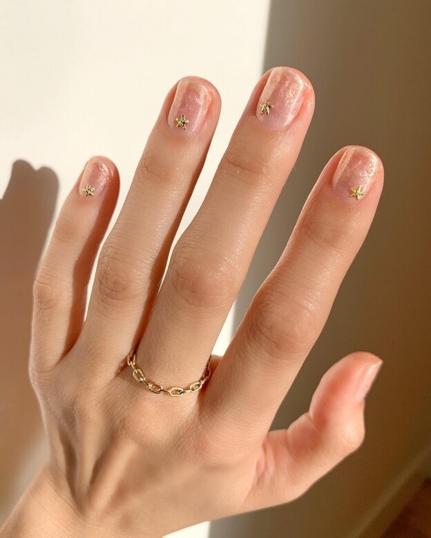 這款指甲造型混合了Chanel 珍珠色與珊瑚色作底色，有輕微的金屬感與光澤