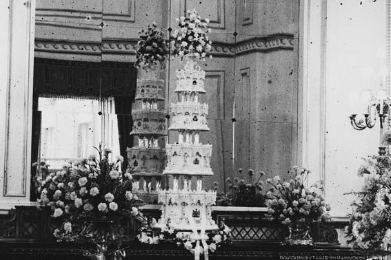 為英女王和愛丁堡公爵婚禮準備的結婚蛋糕高9英尺、重500磅，分成2,000